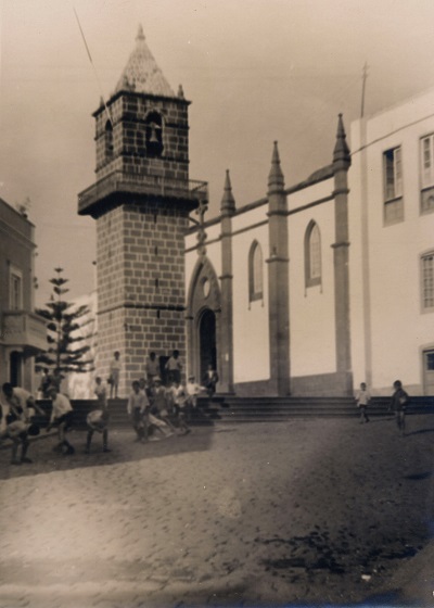 Imagen antigua de niños y niñas jugando cerca de la iglesia de Santa Brígida
