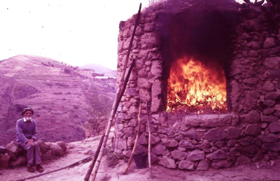 Panchito el alfarero junto al horno