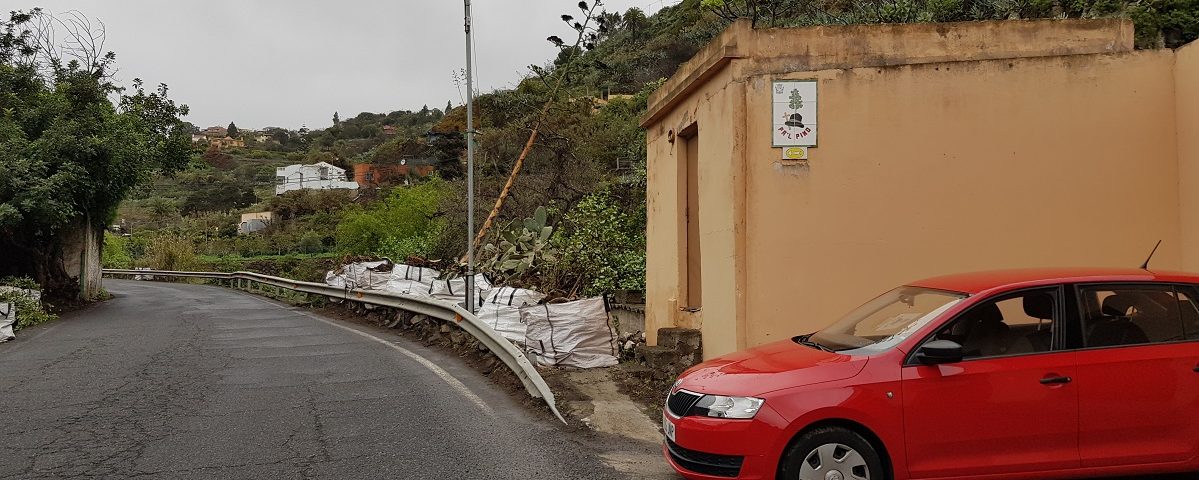 Poste de luz en la carretera de Los Silos