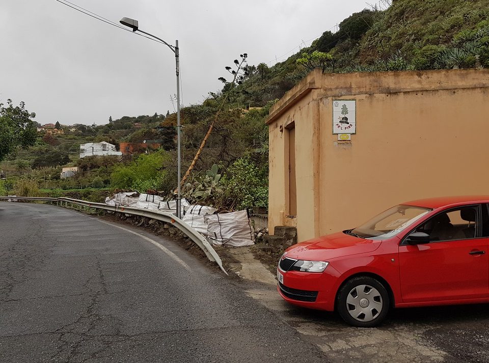 Poste de luz en la carretera de Los Silos