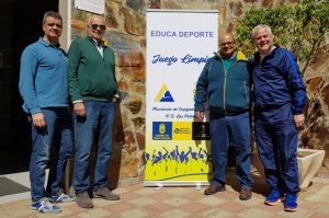 El concejal de Deportes junto a los miembros de la Asociación de Ex Jugadores de la UD Las Palmas