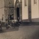 Detalle de la imagen antigua de niños y niñas jugando cerca de la iglesia de Santa Brígida