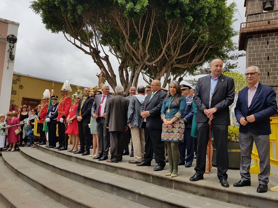 Autoridades civiles y militares en la entrega de premios de la feria