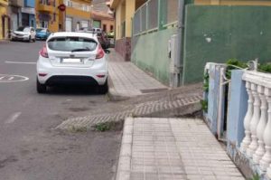 Una rampa para vehículos se convierte en un obstáculo para peatones y sillas de ruedas