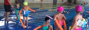 Juegos infantiles en la piscina