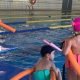 Juegos infantiles en la piscina