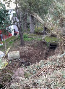 Un bidón elaborado con amianto en un solar abandonado