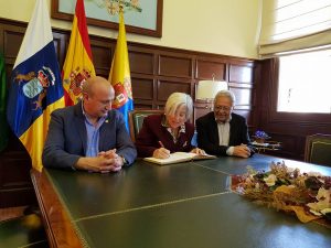 Chicha Reina firma en el Libro de Honor del municipio ante el alcalde, José Armengol, y el concejal de Festejos, José Luis Álamo