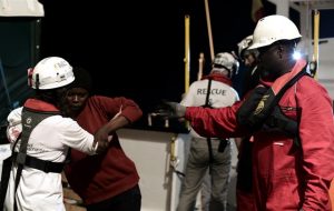 Algunos inmigrantes al subir a bordo del 'Aquarius'