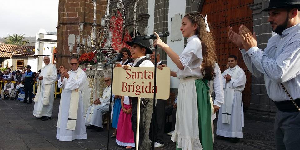 Un niño y una niña de Santa Brígida durante su intervención en una pasada romería del Pino