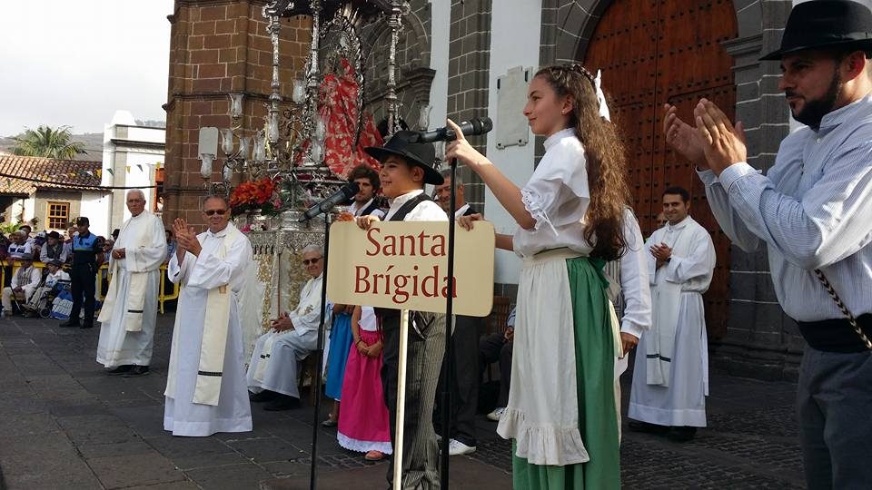 Un niño y una niña de Santa Brígida durante su intervención en una pasada romería del Pino