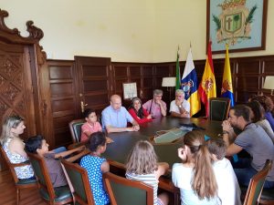 Un aspecto de la reunión de las familias de acogida con el alcalde