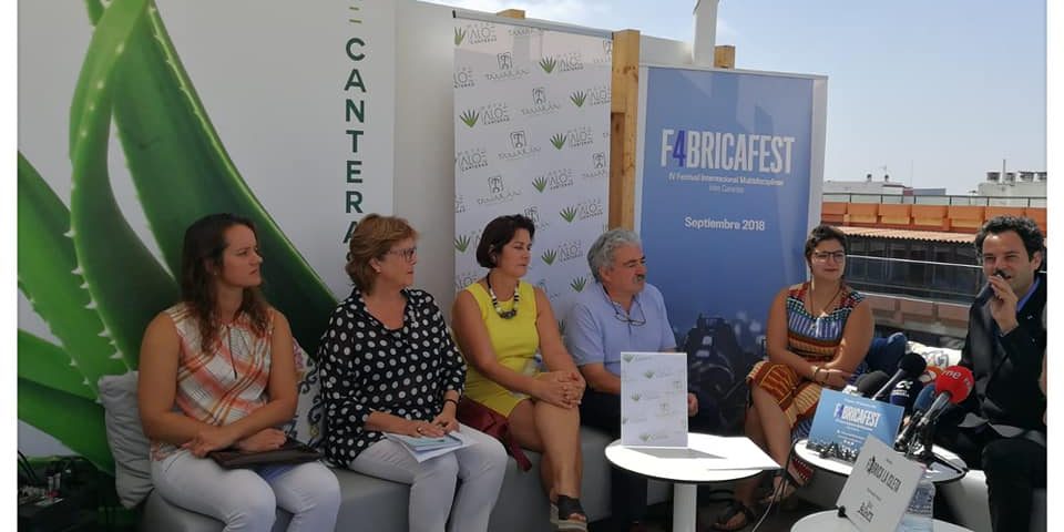 La concejala, Avelina Fernández (segunda por la izquierda de la imagen) en la presentación del festival