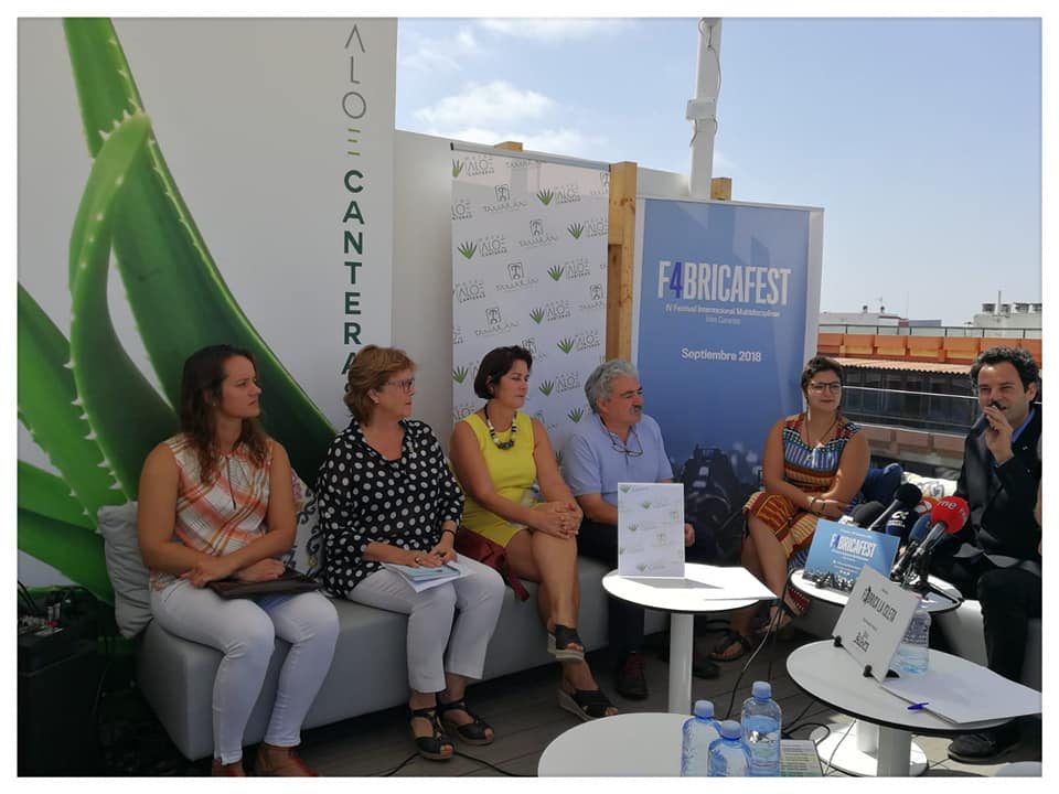 La concejala, Avelina Fernández (segunda por la izquierda de la imagen) en la presentación del festival