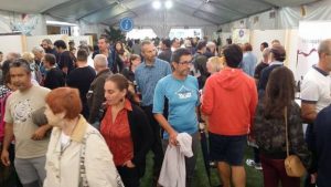 Imagen de asistentes a la Feria de Vino, Queso y Miel celebrada en Santa Brígida