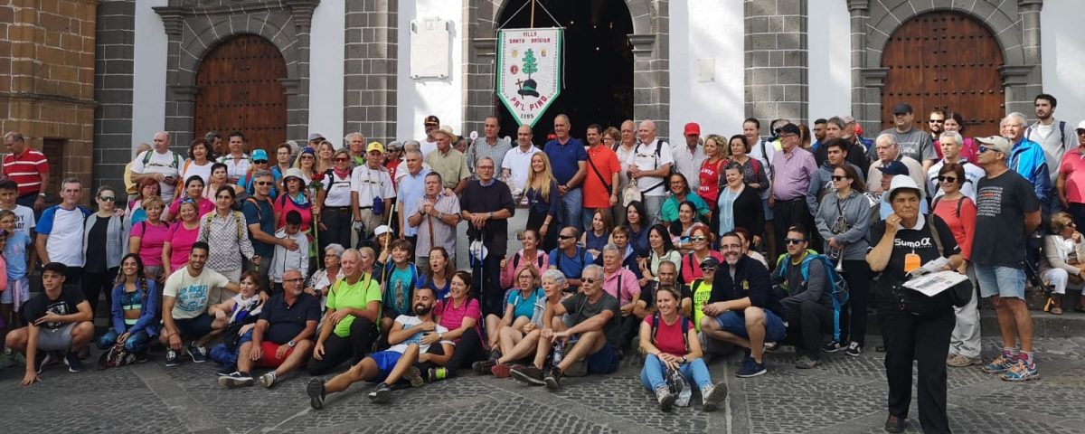 Mayores y senderistas en la iglesia de Teror el pasado sábado