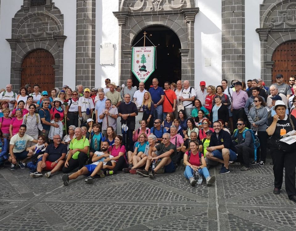 Mayores y senderistas en la iglesia de Teror el pasado sábado