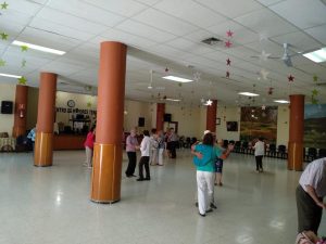 Mayores de Santa Brígida en un baile en el Club de Mayores de Teror