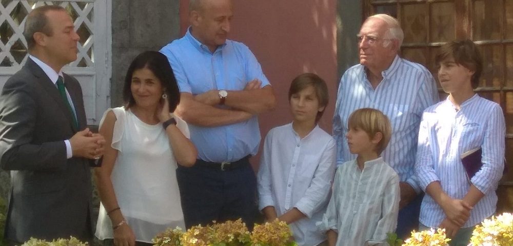 Los alcaldes junto a la presidenta del Parlamento Canario, Juan Cambreleng y varios de sus nietos