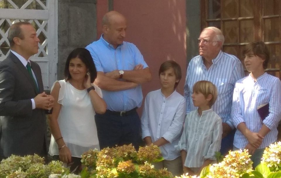 Los alcaldes junto a la presidenta del Parlamento Canario, Juan Cambreleng y varios de sus nietos
