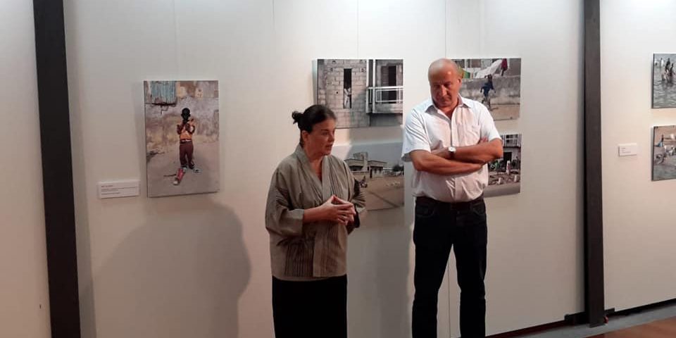 María Miró y el alcalde satauteño, José Armengol, en la inauguración de la exposición 'Cayuco'