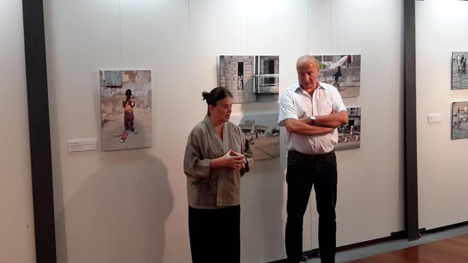 María Miró y el alcalde satauteño, José Armengol, en la inauguración de la exposición 'Cayuco'