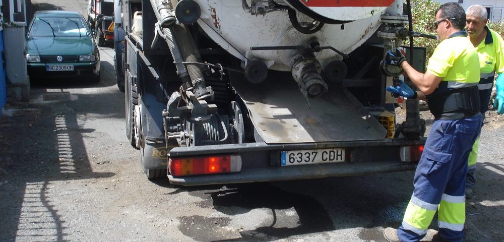 Operarios actuando sobre una punto del alcantarillado taponado