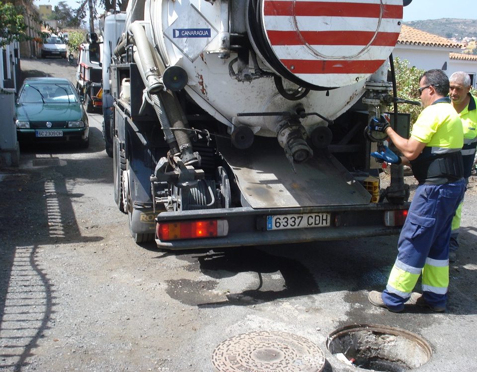 Operarios actuando sobre una punto del alcantarillado taponado