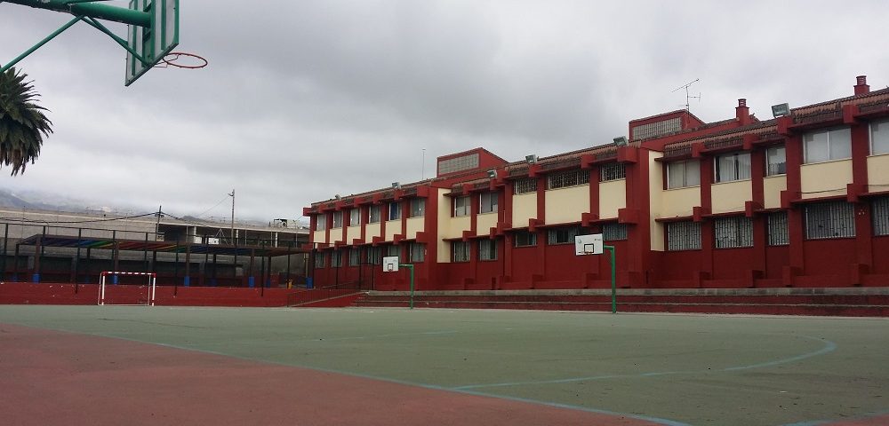 Imagen actual de la cancha del CEIP Juan del Río Ayala