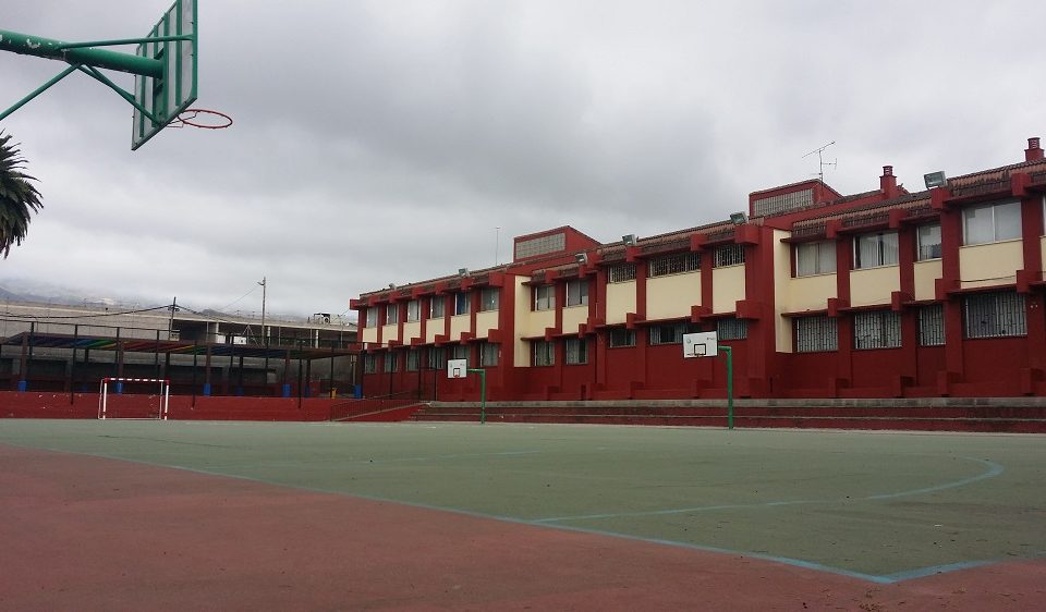 Imagen actual de la cancha del CEIP Juan del Río Ayala