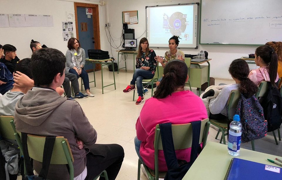 Un momento de la sesión entre las músicas y el alumnado