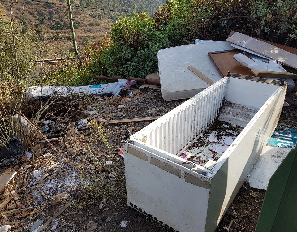 Enseres depositados junto a contenedores de basura