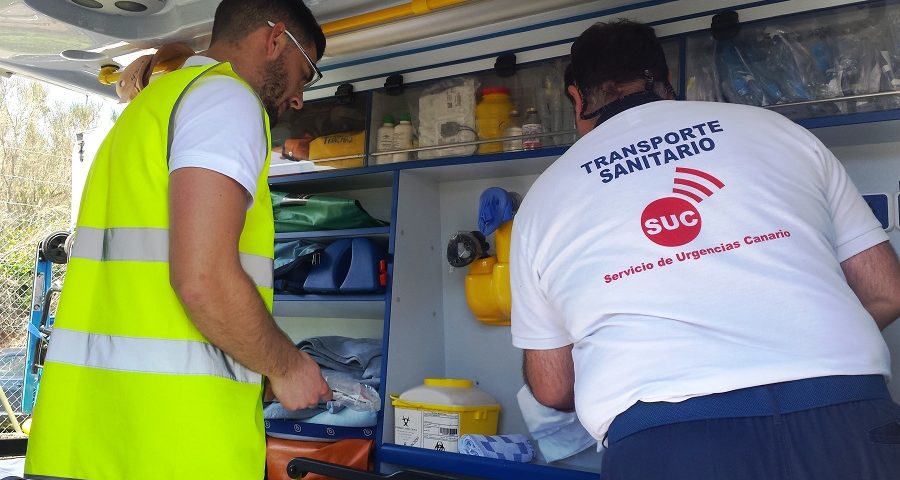 Imagen de personal sanitario en una ambulancia del SUC