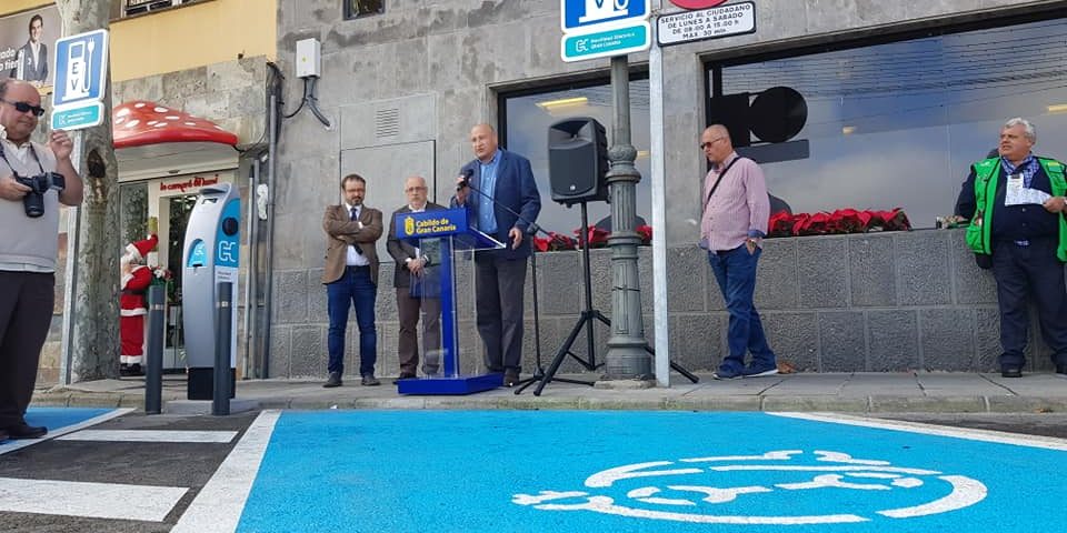 Un momento de la inauguración con los estacionamientos destinados a la recarga.