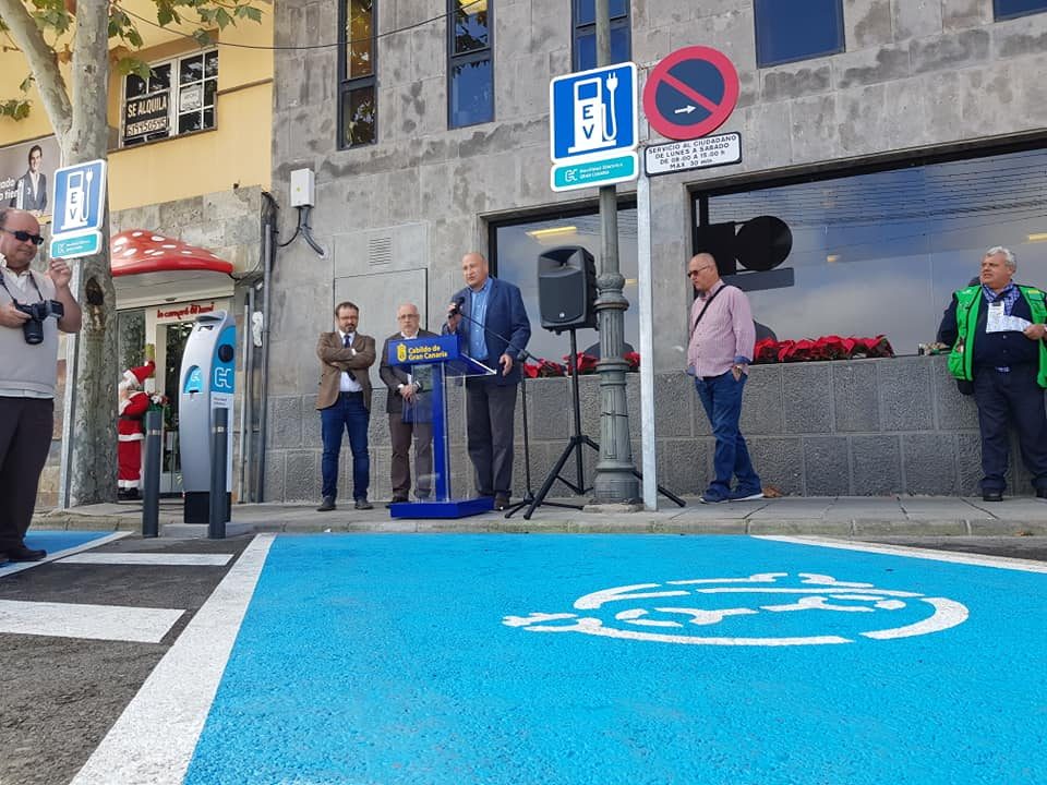 Un momento de la inauguración con los estacionamientos destinados a la recarga.