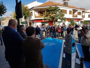 Un momento de la inauguración con los estacionamientos destinados a la recarga.