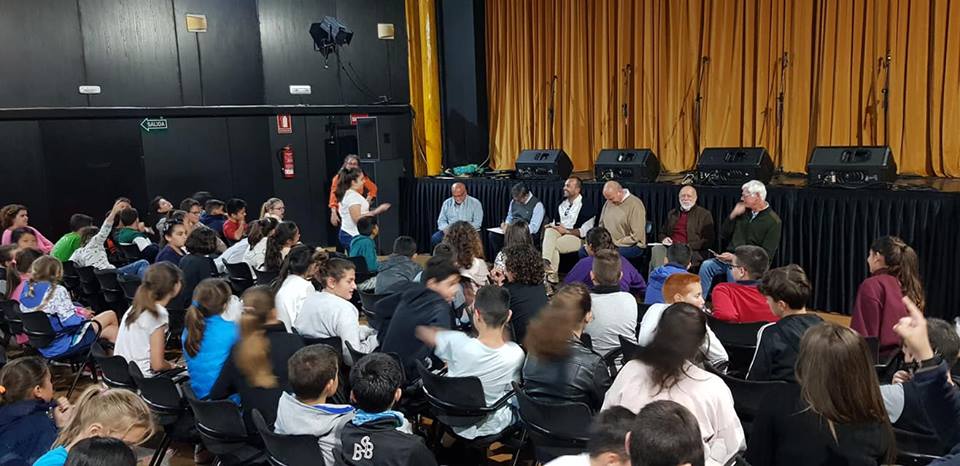 Un momento del encuentro entre escolares y candidatos