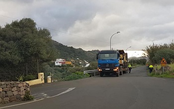 Operarios de Carreteras proceden a descargar maquinaria e instalar señales informativas