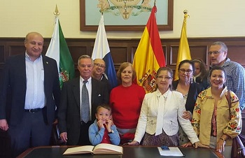 Federico Salazar con sus familiares y el alcalde satauteño