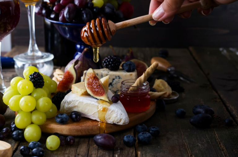 Catas y degustaciones en la Feria de Vino, Queso y Miel en Santa ...